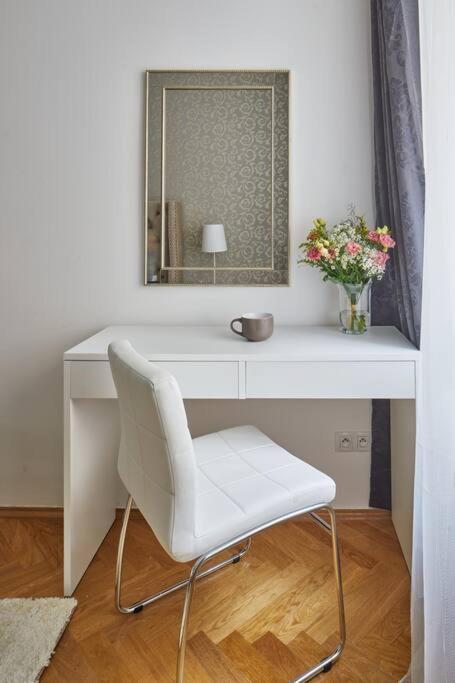 Gentle And Cozy Right At The Center Apartment Prague